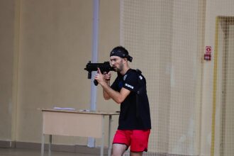 Боец LASERWAR вскинул оружие, готовясь к виртуальному сражению.